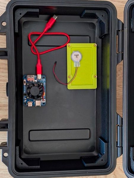 Zunächst werden das Stromversorgungssystem, die RTC-Batterie und die Halterung für den Raspberry Pi an der Unterseite angebracht. (Bild: Raspberry Pi)