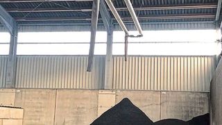 Bildung eines Schüttkegels von Klärschlamm-Granulat in der Lagerhalle der Kläranlage. (Bild: Wessjohann)