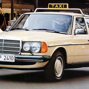 Die Langversion bot Mercedes-Benz auch als Taxi-Version an. Im Nahen Osten sowie auf Zypern sind diese Wagen im Taxibetrieb nach wie vor populär. Auf Gran Canaria soll es einen solchen W 123 geben, der im letzten Jahr die Laufleistung von sieben Millionen Kilometern abgespult hat. Doch auch wenn nicht jedes Taxi so viel schaffte: Beliebt war bzw. ist die Baureihe bei Diesel-Droschkenkutschern bis heute.(Bild:  Mercedes-Benz Classic Archive)