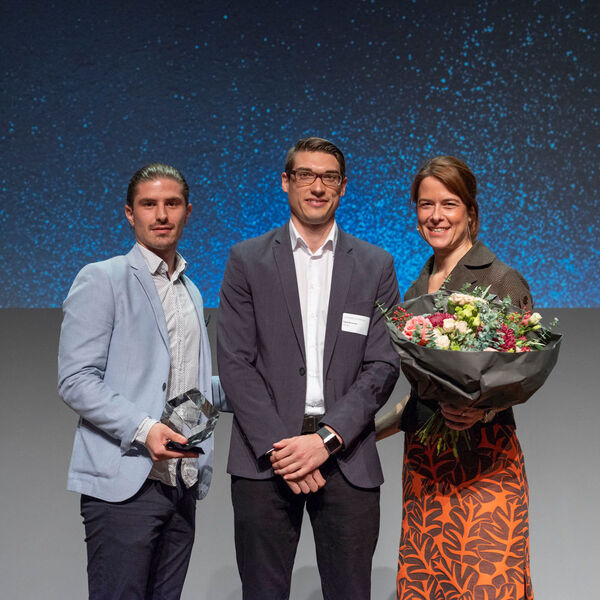Nationalrätin Petra Gössi mit den Gewinnern des Swiss Industy 4.0 Award, Sven Brunner und Dominik Trost von Holo One (v.r.n.l.) . (Eduard Meltzer Photography)