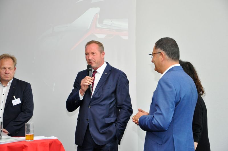 Importeurschef Kolja Rebstock stand den Händlern in der Diskussion Rede und Antwort. (Simon/»kfz-betrieb«)