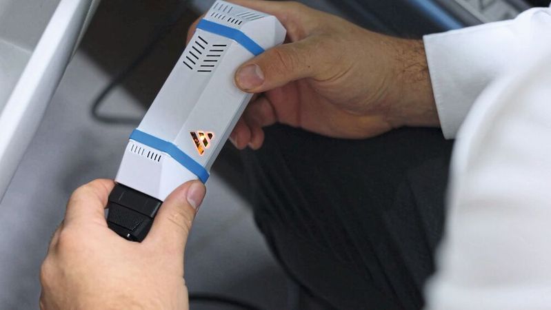 Beim Aviloo Flash-Test werden die Batteriedaten über einen OBD-Dongle ausgelesen, an die Aviloo-Cloud übertragen und ausgewertet. Das dauert nur wenige Minuten. (Bild:  Aviloo)