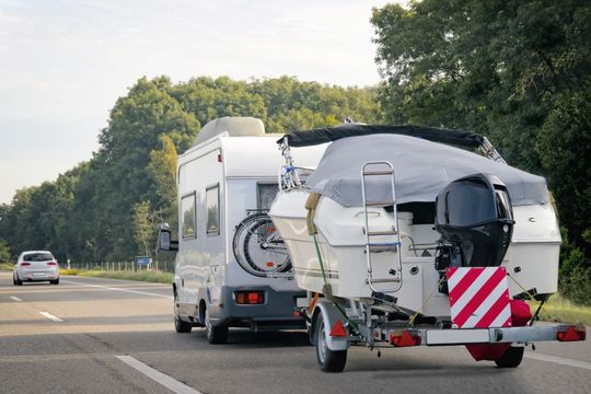 Voll beladenes Wohnmobil mit Anhänger: Die Reifen haben hier Schwerstarbeit zu verrichten.(Bild:  Roman Babakin)