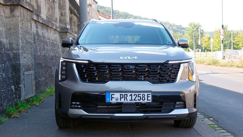Zum aktuellen Modelljahr wurde der Sorento optisch überarbeitet und vor allem an der Front auf die neue Kia-Designlinie umgestellt.(Bild:  Rosenow – VCG)