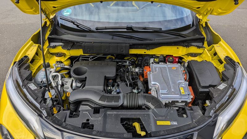 Am Motor hat sich mit dem Facelift nichts geändert. Wir haben den Vollhybrid getestet. Der Antrieb setzt sich zusammen aus einem 69 kW/94 PS starken 1,6-Liter-Verbrennungsmotor und einem 36 kW/49 PS starken Elektromotor. Die Gesamtleistung beträgt damit 105 kW/143 PS. (Bild: Rosenow – VCG)