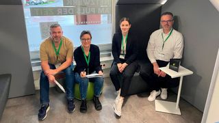 Für das Autohaus Grampp nehmen (v. l.) Sandro Karl, Ute Mallmann, Vanessa Grampp und Johannes Gruber an einem Gründer-Programm des Starthouse Spessart teil, um zu prüfen, inwiefern die Idee einer App für die Fahrerplanung Marktchancen hat. (Bild: Autohaus Grampp)