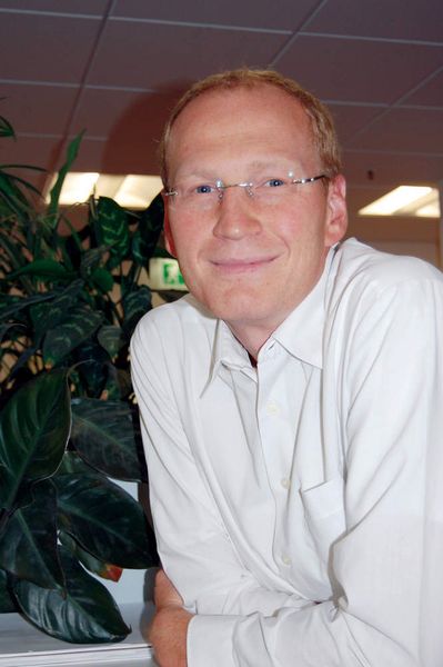 „Die Nachfrage nach Schwerlastrobotern wird steigen, weil die Fertigung großer Bauteile immer kostengünstiger und effektiver durchgeführt werden muss“, meint Alexander Bay, Produktmanager bei der Kuka Roboter GmbH. Bild: Kuka (Archiv: Vogel Business Media)