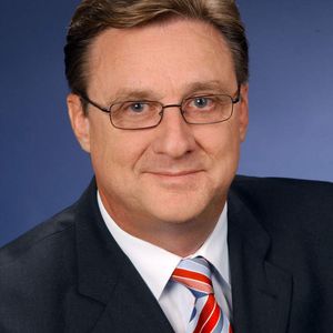 Autor Dr. Joachim Schneider ist Mitglied des Vorstands der ABB AG, Mannheim und Vorsitzender des Fachverbands Energietechnik im ZVEI.