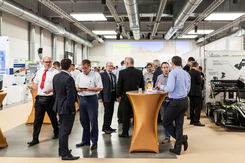 Anwenderkongress Steckverbinder: Die begleitende Fachausstellung bietet Raum für Fachgespräche. (Copyright: Stefan Bausewein / Elektronikpraxis)