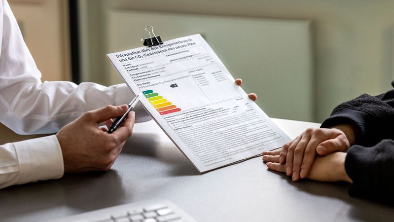 Kleinteiliger und spezifischer sind die Vorgaben, die die neue Pkw-EnVKV für die nun insgesamt für verschiedene Labels vorsieht, die der Autohändler an Neuwagen auslegen muss.(Bild:  Silke Reents)