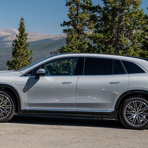 Im Boden des 5,13 Meter langen EQS SUV steckt ein Akku mit einer Kapazität von 108,4 kWh.(Bild:  Mercedes-Benz)