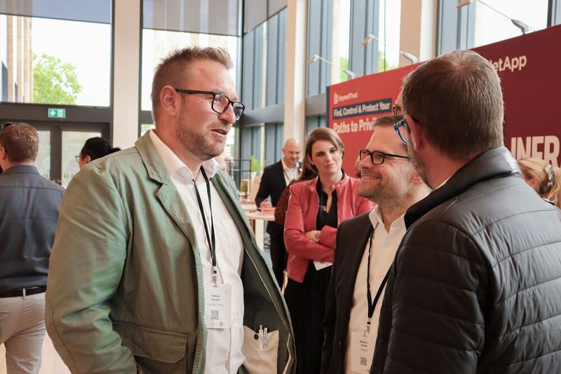 Fabian Hirsch (l., Logicalis) im Gespräch mit Martin Gross (NetApp) (Bild: Vogel IT-Medien GmbH)