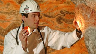 Die Kalilager mit einer Mächtigkeit von 3-8 Metern liegen in einer Tiefe von 500 – 1.000 Metern. Darüber liegende wasserundurchlässige Tonschichten schützen die Lagerstätten vor Grundwasser. (Bild: K+S)