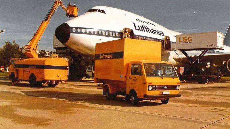 Spezialtransportfahrzeug fürs Flugfeld auf Basis eines VW LT. (Bild: Friedrichs)