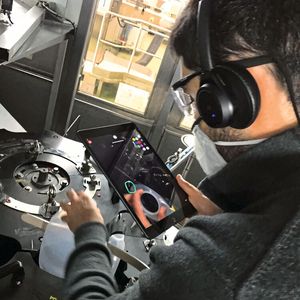 Who you gonna call? Remote- Assistance-Lösungen wie Vuforia Chalk (hier im Einsatz bei Henkel) bringen Expertise ins Feld.(Bild:  PTC/Henkel)