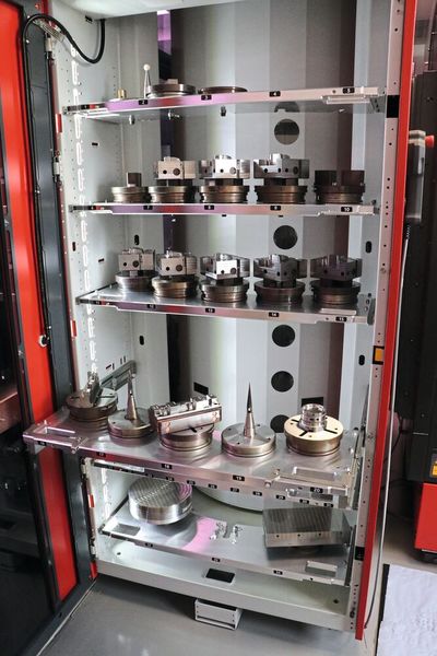 Die vollautomatisierte Kern Micro HD kann problemlos mannlose Wochenendschichten abarbeiten. Je nach Werkstück und Bedarf sind selbst mehr als 150 Stunden Dauerbetrieb ohne Mitarbeitereingriff möglich. (Bild: Kern Mikrotechnik GmbH)