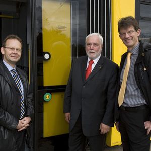 Freuen sich über den gelungenen Roll-out der neuen Straßenbahn. Von links nach rechts: Ulf Eilhardt, Vertrieb Escha TSL; Klaus-Dietrich Matschke, Direktor Unternehmensbereich Straßenbahn der BVG und Dietrich Turck, Geschäftsführer Escha TSL. Bild: Escha TSL