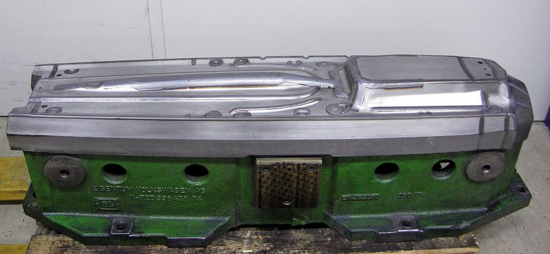 Bild 3: Bei diesem Werkzeugsegment wurden bestimmte 3D-Biegekanten partiell gehärtet. Die eingetragene Wärmemenge ist deutlich niedriger als bei anderen Verfahren.  (Bild: Alotec)