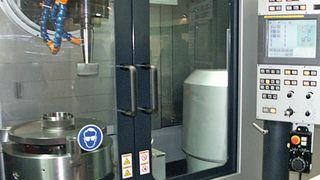 Die Universal-Rundschleifmaschine UGM5V kann dank des kompakten Designs überall dort eingesetzt werden, wo andere Maschinen keinen Platz finden. (Okamoto Europe)