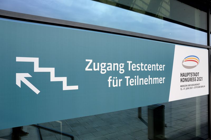 Alle Teilnehmer mussten sich einem PCR-Test vor Ort unterziehen. (WISO/Susanne Schmidt-Dominé)