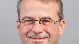 Peter Steger, Leiter der Elektrokonstruktion bei der Grob-Werke GmbH & Co. KG in Mindelheim:„Vorbei sind die Zeiten der „goldenen Zunge“, eines universellen Schlüssels zur Manipulation von Schutzeinrichtungen. Mit ihm lässt sich der Steuerung vorgaukeln, die Schutztür sei verschlossen und verriegelt.“ (Grob)