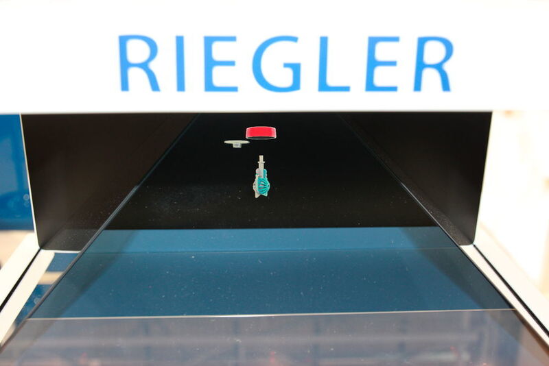 Im Hologramm visualisiert Riegler zudem die Montage medizintechnischer Baugruppen und lädt die Besucher darüber hinaus ein – … (Reinhardt / Devicemed)