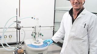 Abb. 1: Laborapparatur zur  Synthese von Cyclocarbonaten im offenen Mikrowellensystem: Reaktionsgefäß mit 1,4-Butandioldiglycidylether (links), offenes Mikrowellensystem bestückt mit Rückflusskühler und Schlauchsystem (rechts). (Bild: Universität Düsseldorf)