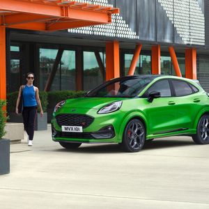 Für diesen Eindruck sorgen unter anderem mehr Schwarzanteile, ein spezielles Spoilerwerk und mächtige 19-Zoll-Räder mit 225er-Reifen.(Bild:  Ford)