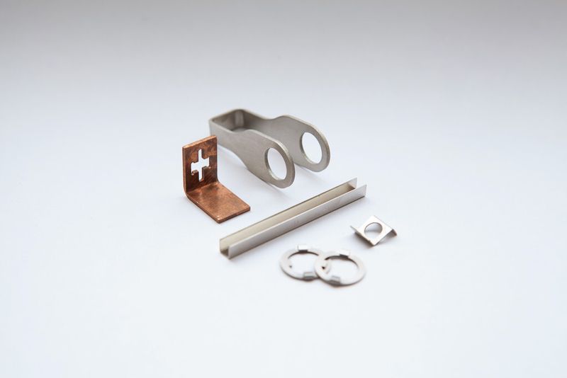 Gebogene Bauteile für die Elektroindustrie, den Modellbau und die Medizintechnik. (Bild: Dick & Dick)