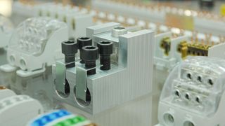 Mit dem Verteilerblock hat Leipold eine maßgeschneiderte Lösung zur Energieverteilung mit Kupfer- und Aluminiumleitern bis 500 mm2 entwickelt. (Bilder: Leipold)