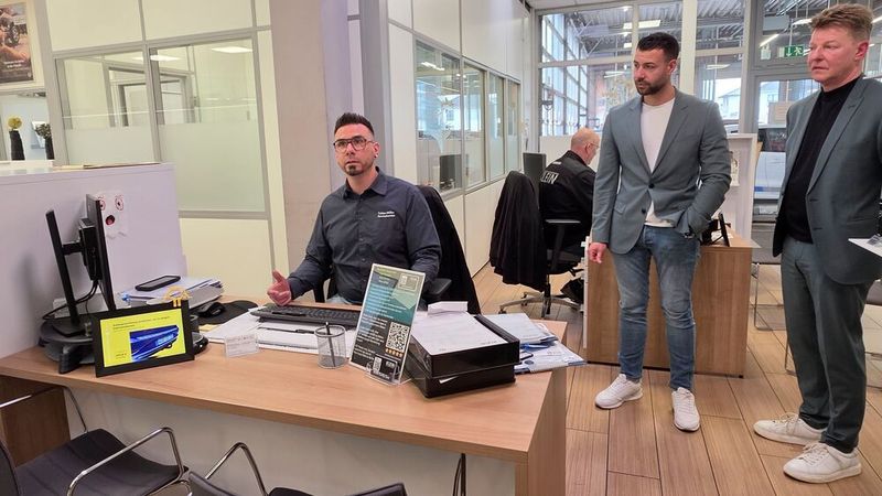 Mit Tobias Müller (l.) ist ein eigener Serviceberater exklusiv für den Notdienst eingeteilt. Mit im Bild: Serviceleiter Pierluigi Proietto (Mitte) und Geschäftsführer Jürgen Klein. (Bild: Mauritz – VCG)