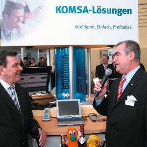 Komsa-Gründer Gunnar Grosse trifft den damaligen Bundeskanzler Gerhard Schröder auf dem CeBIT-Stand 2004.
