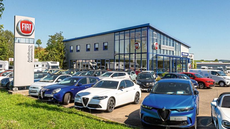 Der Name Kummich ist traditionell mit Fiat/FCA/Stellantis verbunden (im Bild der Standort Crailsheim). Inzwischen sind weitere Marken in der Gruppe dazugekommen. Vor allem Hyundai ist ein zweites Standbein geworden. Auch das Mazda-Engagement wird stärker. Neue Standorte sollen aber immer im regionalen Umfeld der bisherigen Marktpräsenz bleiben. (Bild: Autohaus Kummich)