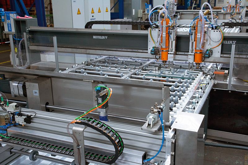 Bild 1: Den Spindel­antrieb so konstruieren, dass kein Glasstaub eindringen kann – das war die Anforderung an die Sondermotorenbauer. (Bild: Benteler Maschinenbau)
