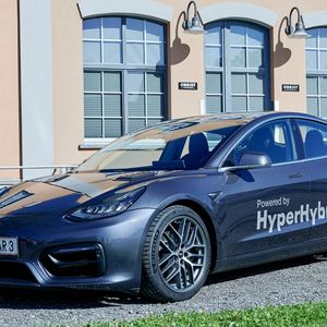 Obrist hat einem Tesla einen Hybridantrieb verpasst.(Bild:  Obrist)