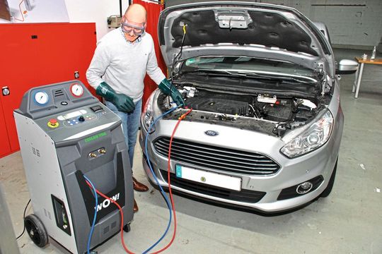 Von seinem „Baby“ ist Ulf Kotzerke voll und ganz überzeugt. Schließlich sind dank des WOW-Produktmanagers auch jede Menge praktische Erfahrungen in die Geräteneuentwicklung der Coolius-Reihe geflossen. Die stellt der Werkstattausrüster übrigens seit Kurzem selbst her.(Bild:  Dominsky)