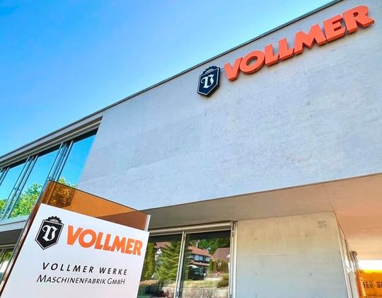 Wie man jetzt erfahren muss, hat das traditionsreiche Biberacher Unternehmen Vollmer Werke Maschinenfabrik jetzt die Insolvenz anmelden müssen. Doch man sei sicher, dass es in Zukunft dennoch weitergehen wird ...(Bild:  Vollmer)