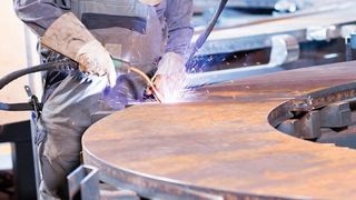 Dank dem energiereduzierten und wärmeminimierten Schweißprozess „forceArc“ profitieren die Schweißer von einem geringeren Verzug und einer erheblichen Fehlervermeidung. Dies spart wertvolle Arbeitszeit für Nacharbeiten. Insgesamt konnte Valmont die Fertigungszeit für eine Bremsscheibe um bis zu 30 % verkürzen. (Bild: EWM)