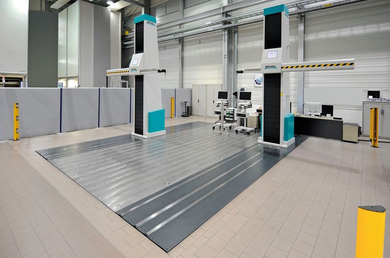 Ein RAX-Duplexsystem im Messraum bei VW in Wolfsburg. Durch den spiegelbildlichen Aufbau der Messständer bei einer Duplexversion wird der Messbereich in der X-Achse gut genutzt. (Bild: Volkswagen)