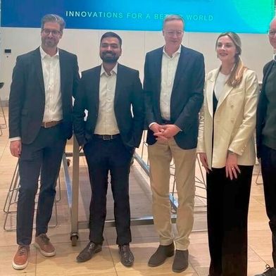 Partner für den KI-Einsatz: Vidor Kapy (CIO Bühler), Saurabh Jain, (CTO Squirro), Mark Macus (CFO Bühler), Lauren Hawker Zafer (COO Squirro) und Ian Roberts (CTO Bühler) (v.l.). (Bild: Squirro)