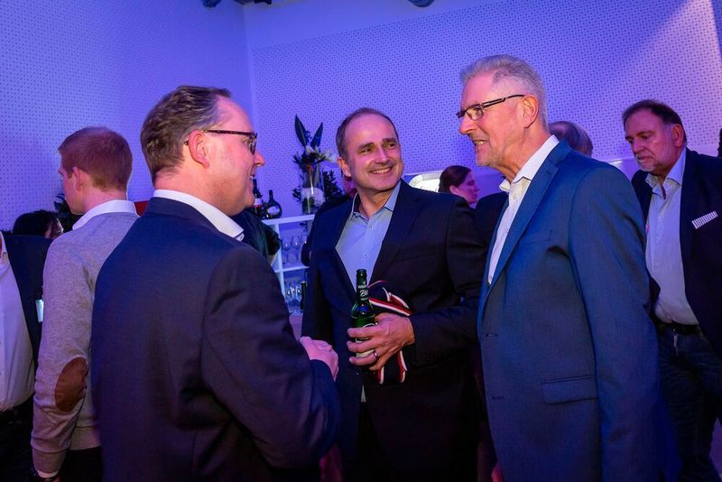 Dementsprechend konnten sich Gesamt-Serviceleiter Christian Braje (Mitte) und Jan Reese über einen verdienten Sieg freuen. (Stefan Bausewein)