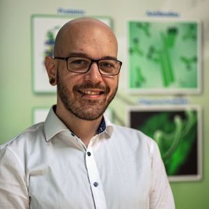 „Pannenhilfe in der HPLC Praxis – Troubleshooting Tipps & Tricks“ Dr. Kevin Brahm, YMC Europe GmbH  1. Was macht Ihren Vortrag so wichtig für HPLC-Anwender? Jeder Anwender in der HPLC kennt das Problem, dass die erhaltenen Resultate leider nicht immer so aussehen wie sie sollen. Aber warum passiert das und wie wird man diese HPLC-Probleme eigentlich los? Das YMC-Experten-Team für analytische Flüssigchromatographie beschäftigt sich täglich mit dieser Art von Fragen und gibt Einblick in die relevantesten Lösungen im (U)HPLC Troubleshooting. 2. Was sind die wichtigsten Aspekte Ihres Vortrags?     -Einblick in die aus unserer Perspektive am häufigsten auftretenden ungewünschten Effekte in der (U)HPLC   -Schritte in der Ursachenfindung und -behebung   -Vorschläge zur Prävention   3. Was lernen die Anwender durch Ihren Vortrag?  In einer empirischen Herangehensweise werden die häufigsten Probleme in der (U)HPLC identifiziert und deren möglicher Ursprung erläutert. Generelle Maßnahmen zur Fehlerbehebung und/oder schrittweisen Eingrenzung werden nähergebracht, sodass die Ursachen schneller erkannt und behoben werden können.   Jetzt für den Praxistag HPLC 2022 anmelden (Bild:  by Thomas Kerkewitz)