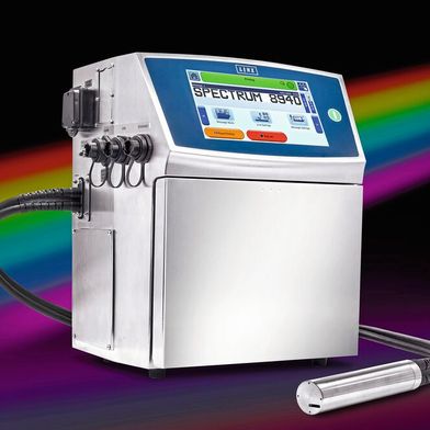 Der Continuous-Inkjetdrucker Linx 8940 Spectrum ist speziell für die Kennzeichnung mit stark pigmentierten Tinten ausgelegt und druckt mit einer Geschwindigkeit von bis zu 10 m/s. Seine Stärke zeigt er bei der Markierung von Produkten, die eine besonders hohe Leistung und Schnelligkeit erfordern. (Bild: Bluhm Systeme)