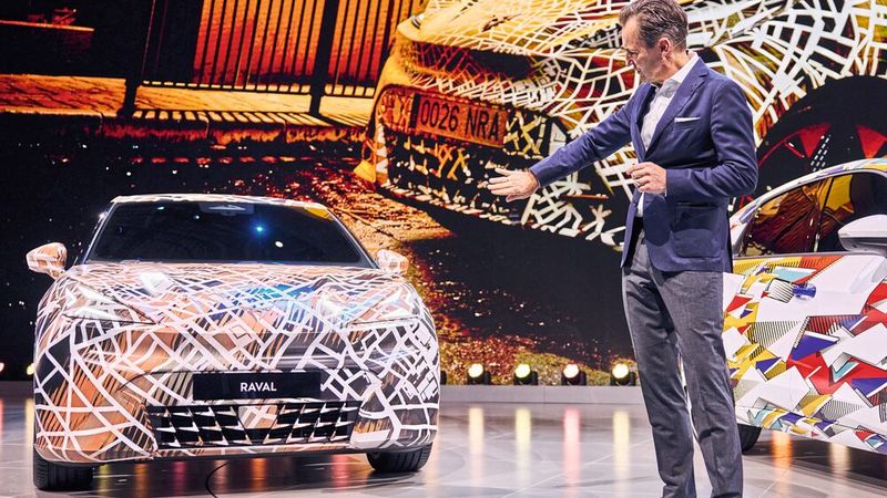 VW-Markenchef Thomas Schäfer mit dem Cupra Raval, das als erstes der vier kleinen, neuen Volkswagen-BEVs in den Handel kommt.   (Bild: IAA)