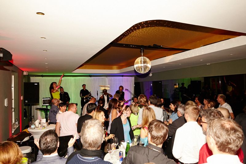 Die Partyband sorgte für Stimmung und heizte den knapp 230 Gästen bis spät in die Nacht ordentlich ein.  (Trend Micro)
