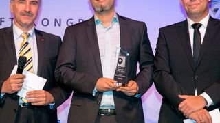 Prof. Dr. Heinz-Leo Dudek (DHBW), Simon Formanowski (Tomtom Telematics) und Oliver Trost (ETM-Verlag, v.l.) bei der Preisverleihung. (Bild: Thomas Kueppers)