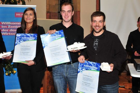 Die drei glücklichen Erstplatzierten: (v. li.) Franziska Neubert, Daniel Hartmann und Lennart Biermann. (Schmidt)