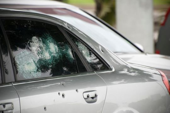 Das ist ein Horrorszenario, in das Personen des öffentlichen Lebens durchaus kommen können. Doch es gibt Möglichkeiten, die Gefahr abzumildern. Und zwar mit dem Einbau ballistischer Platten. Deren Verarbeitung braucht viel Kraft, die aber eine ganz besondere Wickert-Presse entwickelt. Das ist ein Horrorszenario, in das Personen des öffentlichen Lebens durchaus kommen können. Doch es gibt Möglichkeiten, die Gefahr abzumildern. Und zwar mit dem Einbau ballistischer Platten. Deren Verarbeitung braucht viel Kraft, die aber eine ganz besondere Wickert-Presse entwickelt.