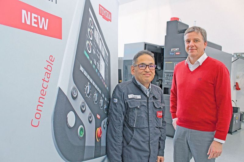 Die beiden Geschäftsführer von Toyoda Machinery Europe: Michael Steiner und Yukinaga Hirano. (Zikomm)