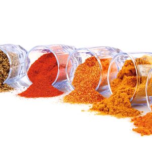 Abb. 1: Von Chilipulver bis Kurkuma – viele Gewürze enthalten schädliche Sudanfarbstoffe.